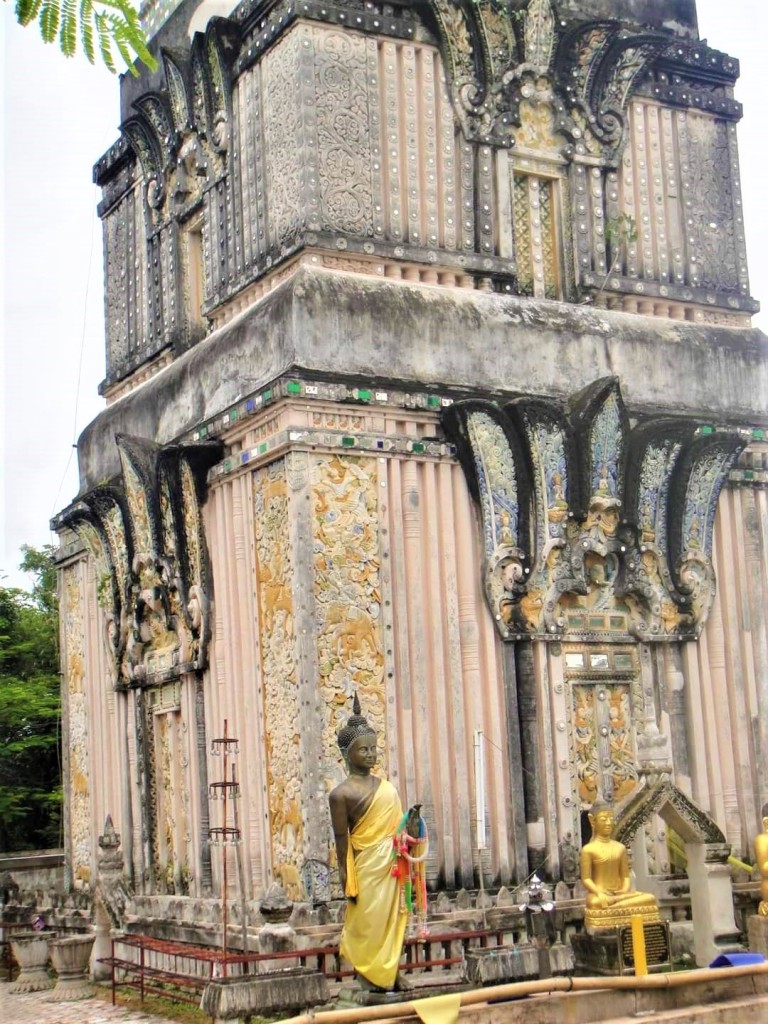 タイ東北部ウドンタニに黄金の「釈迦仏足跡」